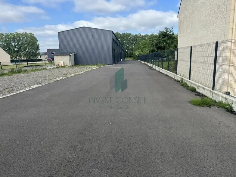 Flex dans Bernes-sur-Oise à louer - Photo du bâtiment - Image 2 de 6