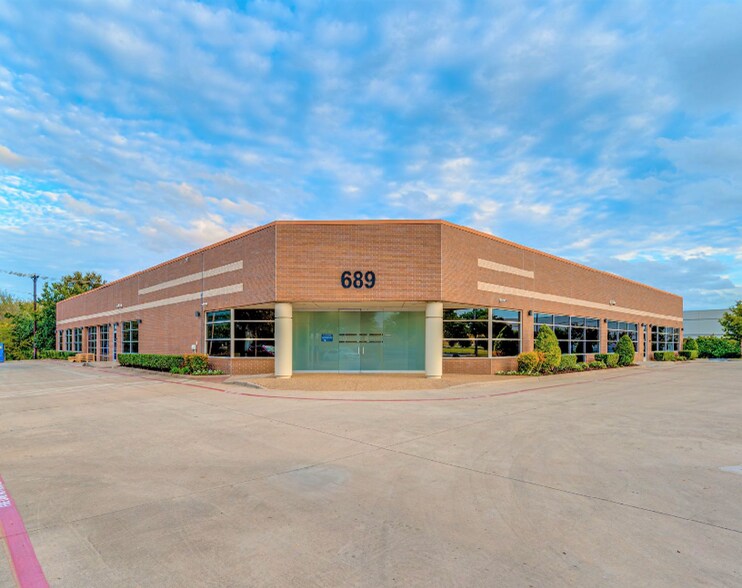 689 Airport Fwy, Hurst, TX à louer - Photo du bâtiment - Image 1 de 19