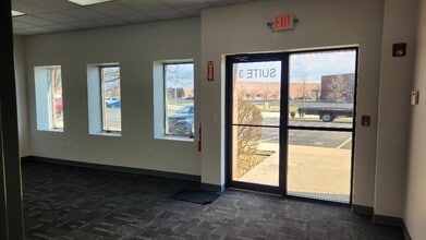 1012 Airpark Dr, Sugar Grove, IL for lease Interior Photo- Image 2 of 12