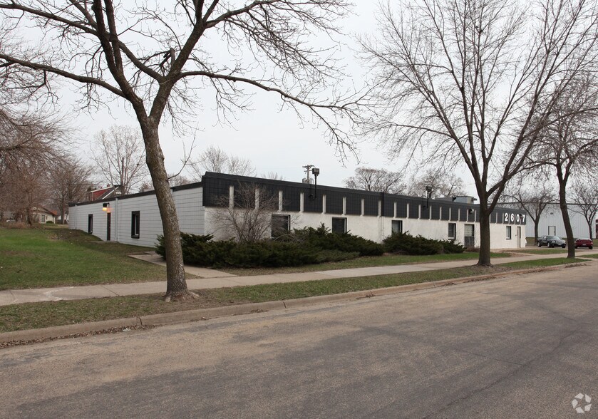 2607 NE 6th St, Saint Anthony, MN à louer - Photo du bâtiment - Image 2 de 7