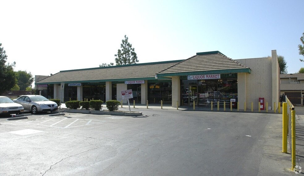 4601-4619 Wilson Rd, Bakersfield, CA for lease - Building Photo - Image 2 of 11