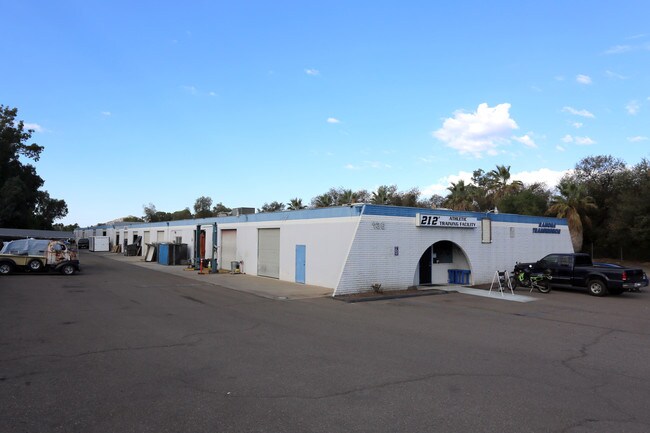 Plus de détails pour 136 10th St, Ramona, CA - Industriel à louer