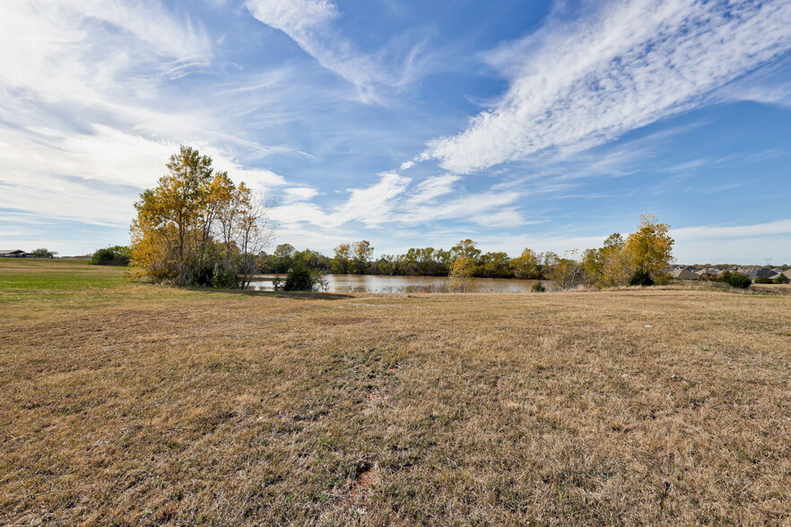 301 W Tecumseh Rd, Norman, OK à vendre - Photo du bâtiment - Image 3 de 14