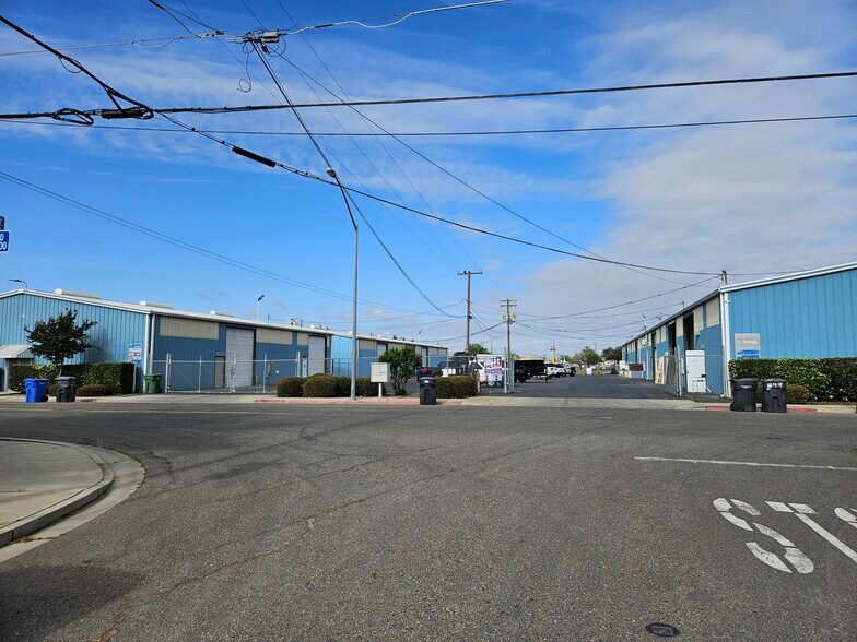 875-899 S Soderquist Rd, Turlock, CA à louer - Photo du bâtiment - Image 1 de 9