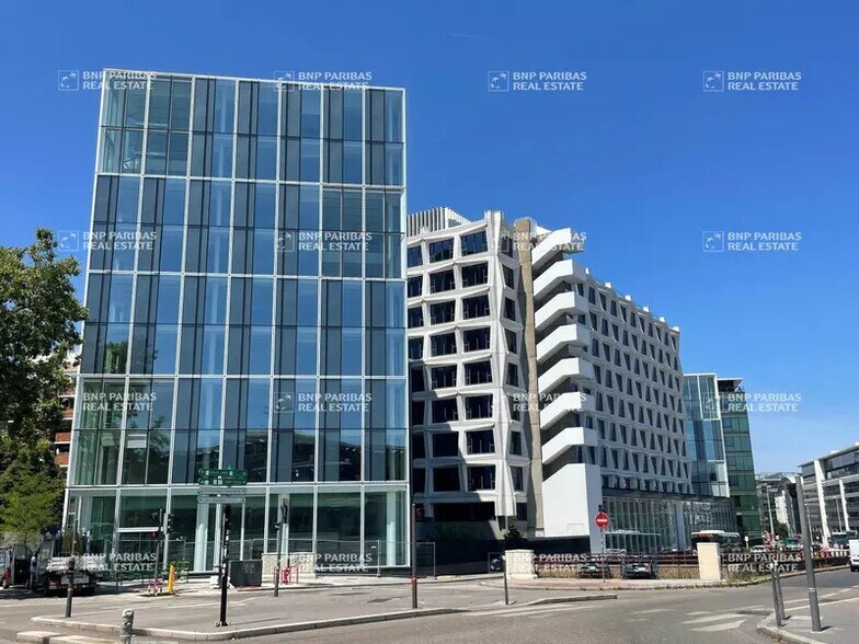 Office in Lyon for lease - Building Photo - Image 1 of 26
