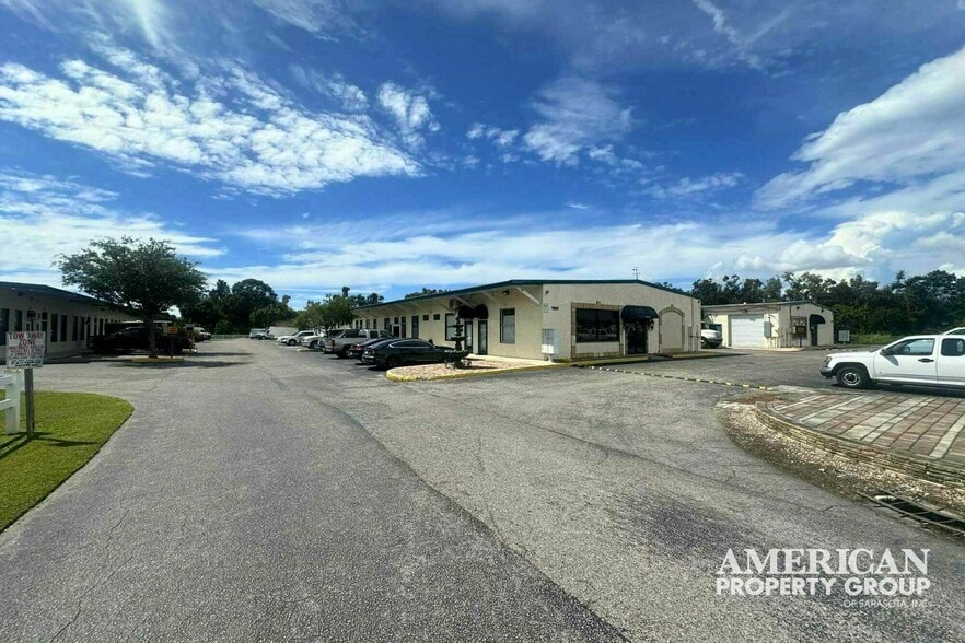 7040 15th St E, Sarasota, FL à louer - Photo du bâtiment - Image 1 de 1