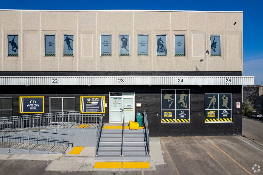 560 Hensall Cir, Mississauga, ON à louer - Photo du bâtiment - Image 3 de 5