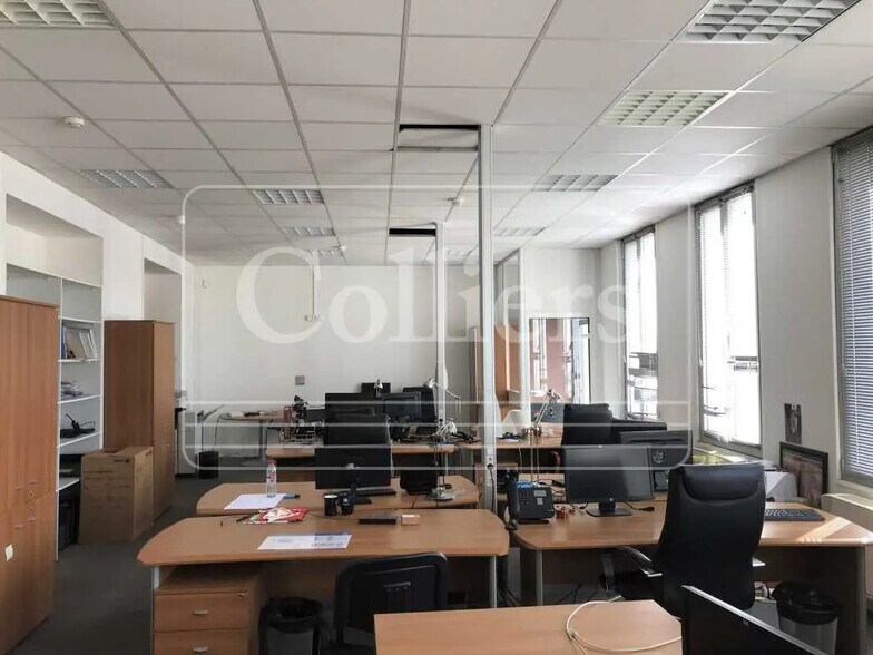 Office in Marseille for lease - Interior Photo - Image 2 of 15