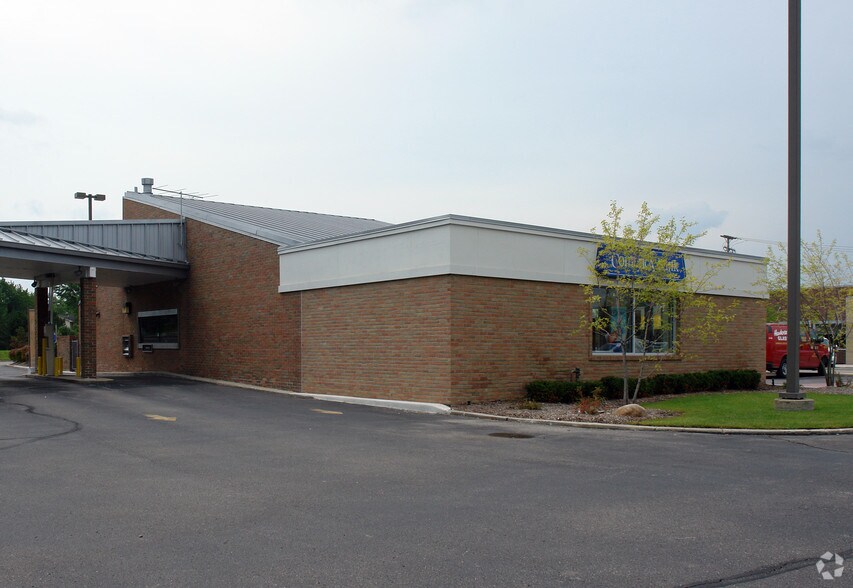 44880 Ford Rd, Canton Township, MI à vendre - Photo du bâtiment - Image 2 de 2