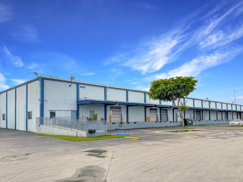 7166 NW 12th St, Miami, FL à louer - Photo du bâtiment - Image 3 de 4