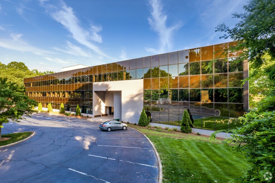 5600 77 Center Dr, Charlotte, NC à louer - Photo du bâtiment - Image 1 de 15