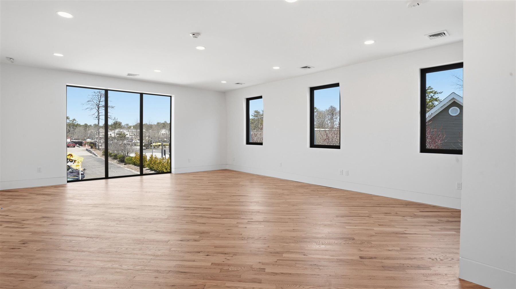 200 W Montauk Hwy, Hampton Bays, NY for lease Interior Photo- Image 1 of 5