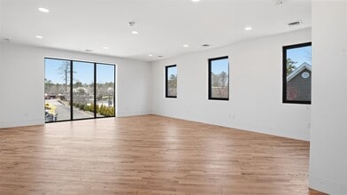 200 W Montauk Hwy, Hampton Bays, NY for lease Interior Photo- Image 1 of 5