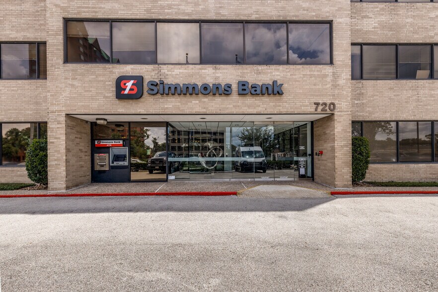 720 N Post Oak Rd, Houston, TX à louer - Photo du bâtiment - Image 3 de 8