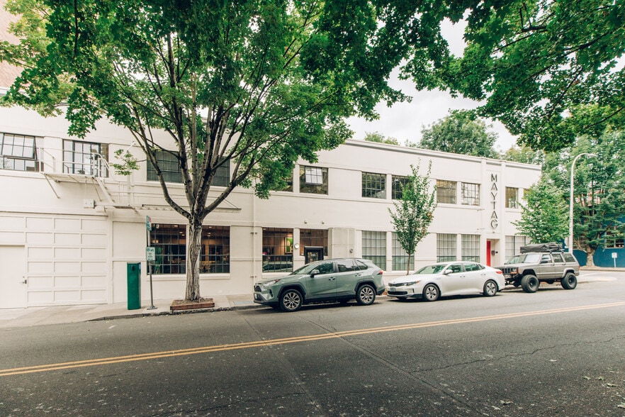 1120-1136 NW Hoyt St, Portland, OR for lease - Building Photo - Image 2 of 4