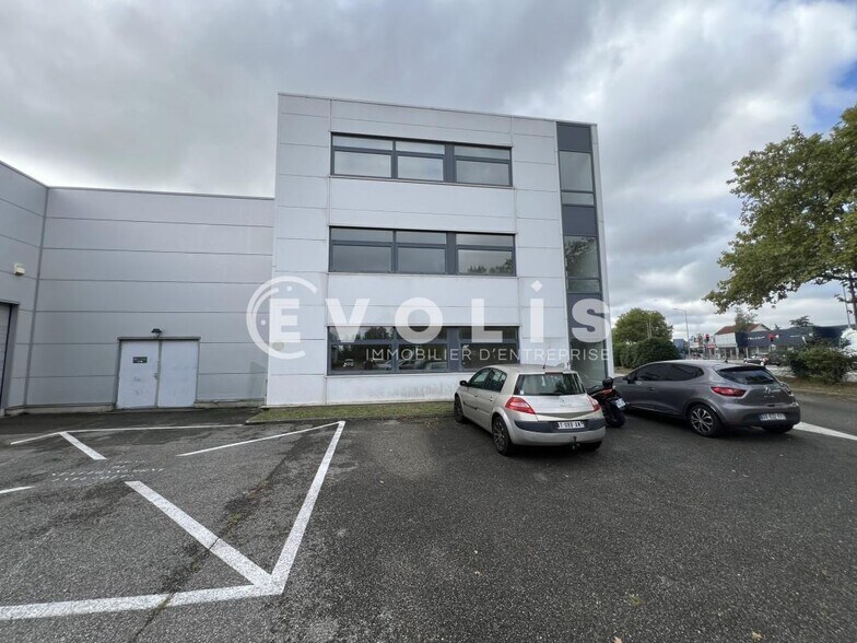 81-83 Rue Elisée Reclus, Décines-Charpieu à louer - Photo du bâtiment - Image 2 de 28