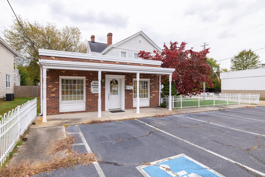 664 Boulevard, Colonial Heights, VA à vendre - Photo du bâtiment - Image 2 de 45