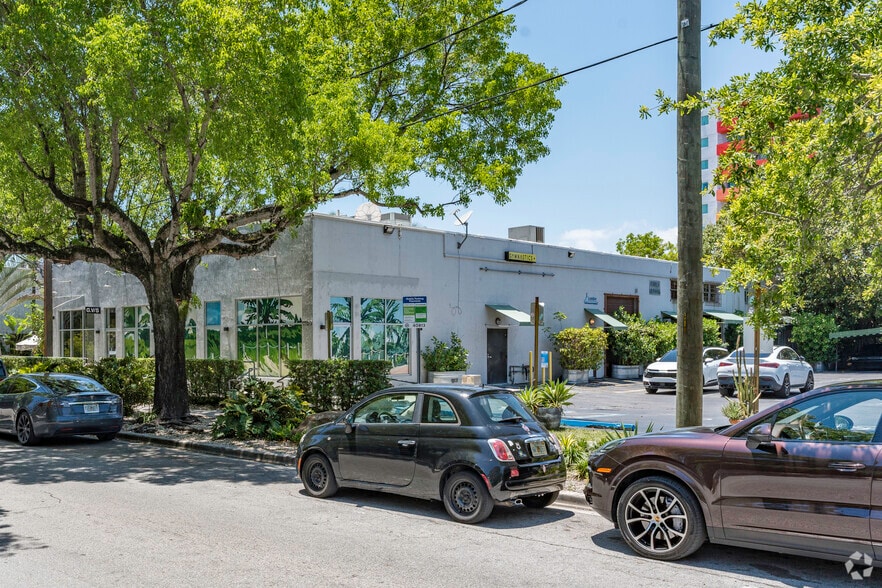 5582 NE 4th Ct, Miami, FL for lease - Building Photo - Image 2 of 3