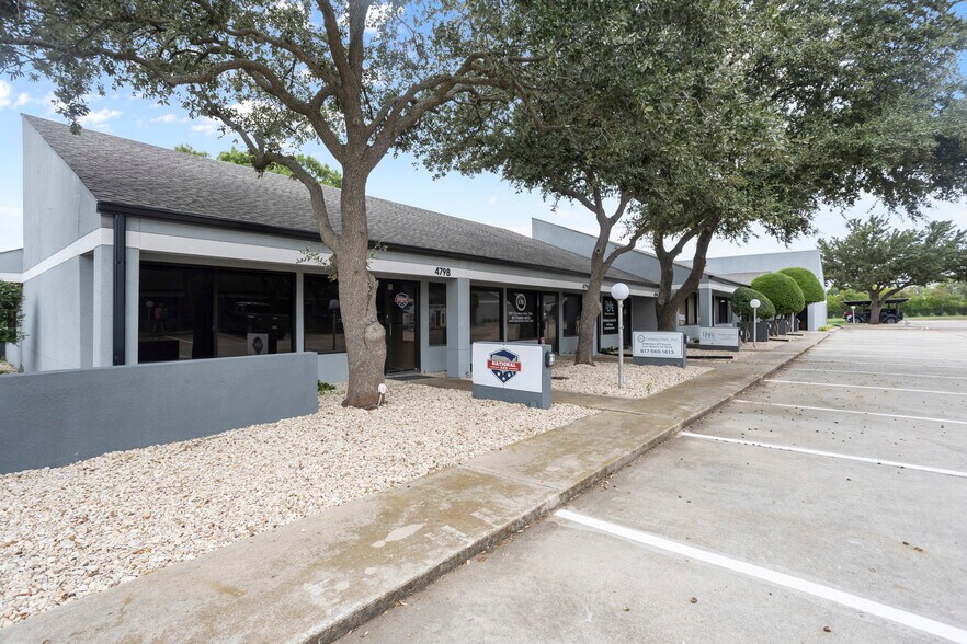 4734 Benbrook Blvd, Benbrook, TX à louer - Photo du bâtiment - Image 3 de 17