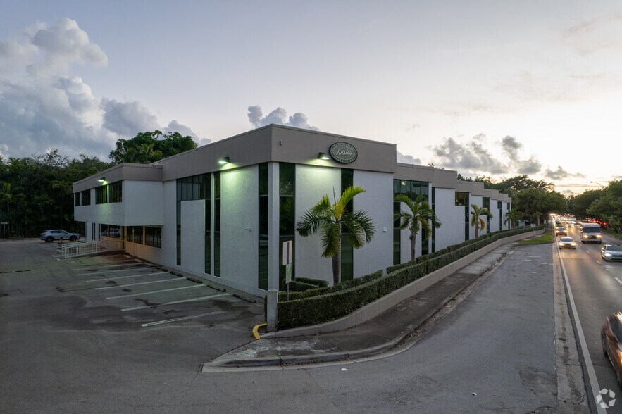 2000 S Dixie Hwy, Miami, FL à louer - Photo du bâtiment - Image 2 de 8