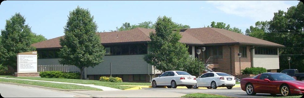 2930 SW Wanamaker Dr, Topeka, KS à louer - Photo du bâtiment - Image 2 de 8