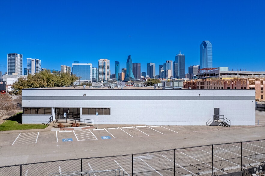 152-160 Continental Ave, Dallas, TX à louer - Photo du bâtiment - Image 2 de 17