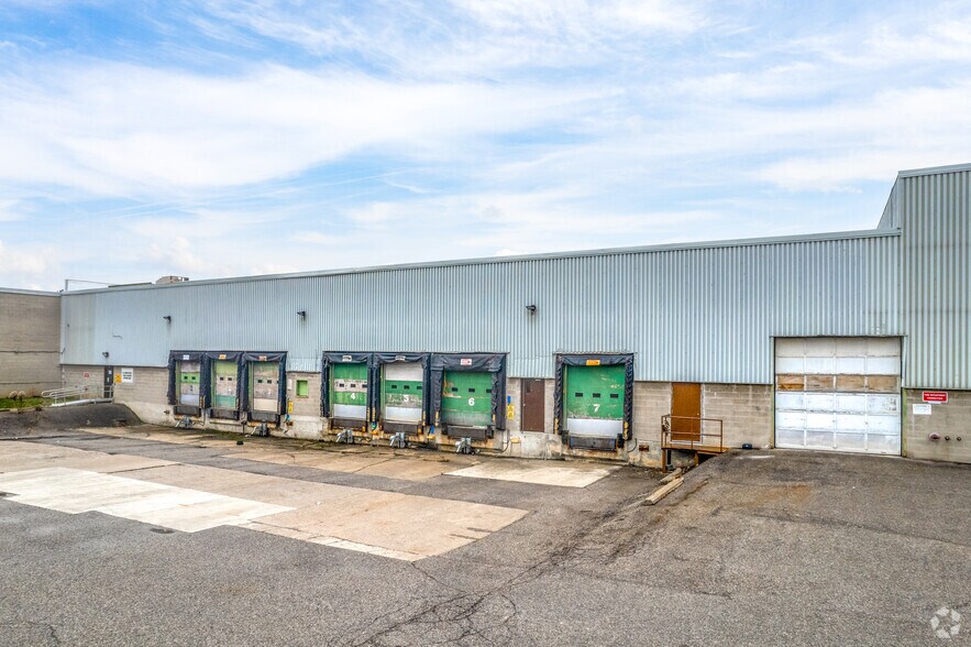 44 Rolark Dr, Toronto, ON à louer - Photo du bâtiment - Image 2 de 20