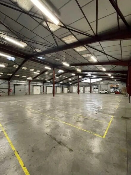 Flex dans Saint-Priest à louer - Photo du bâtiment - Image 2 de 10