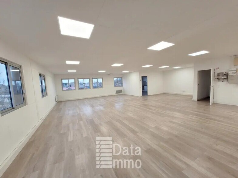 Office in Neuilly-sur-Marne for lease - Building Photo - Image 1 of 19