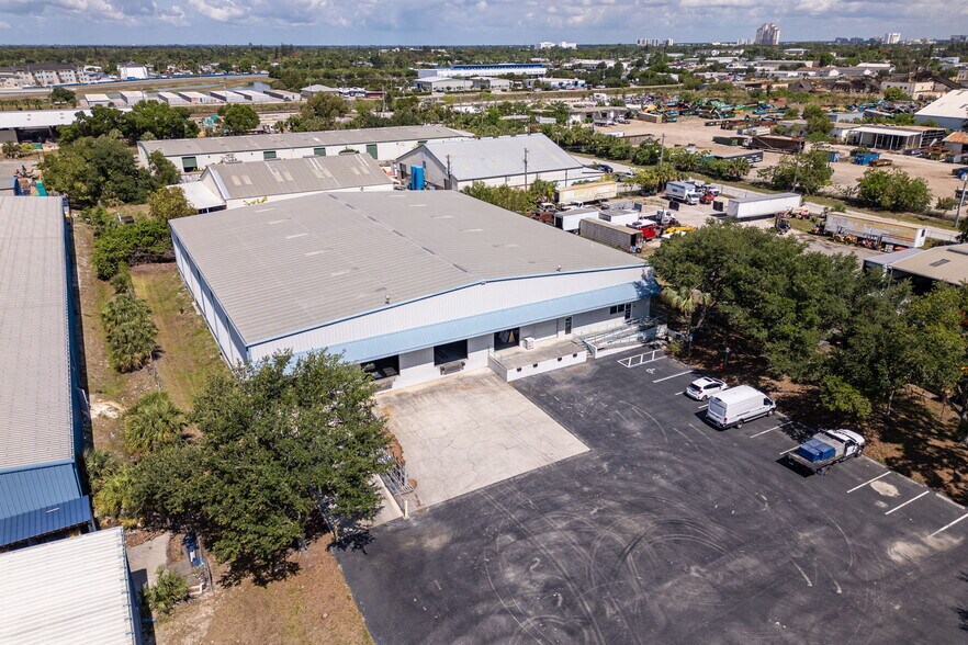 3520 Old Metro Pky, Fort Myers, FL à louer - Photo du bâtiment - Image 3 de 40