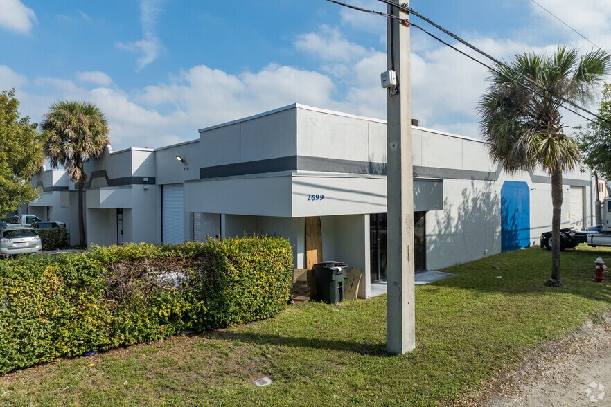 2699 W 79th St, Hialeah, FL à louer - Photo du bâtiment - Image 2 de 8