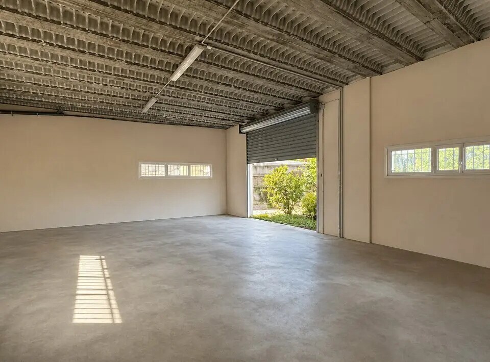 Flex in Saint-Rémy-de-Provence for lease Interior Photo- Image 1 of 3