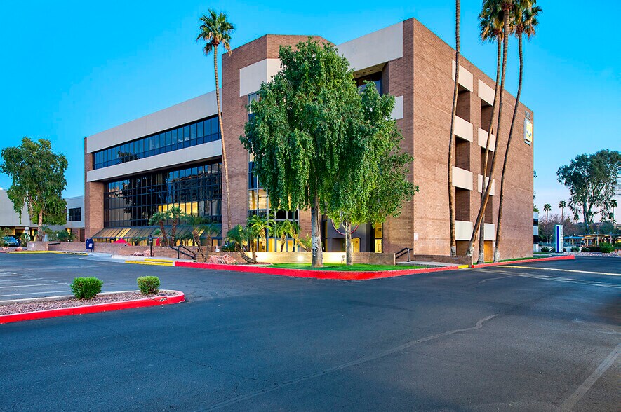 2122 E highland Ave, Phoenix, AZ à louer - Photo du bâtiment - Image 3 de 15