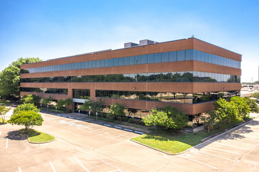1430 Empire Central Dr, Dallas, TX à louer - Photo du bâtiment - Image 1 de 11