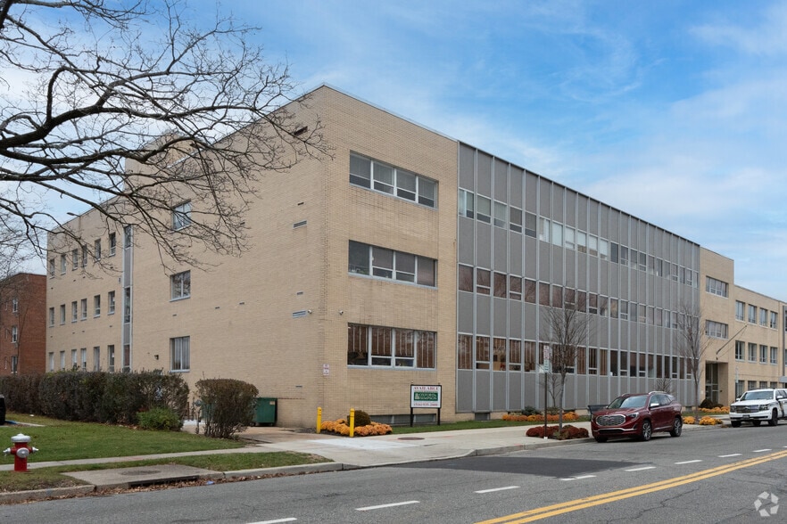 229 7th St, Garden City, NY à louer - Photo du bâtiment - Image 1 de 5