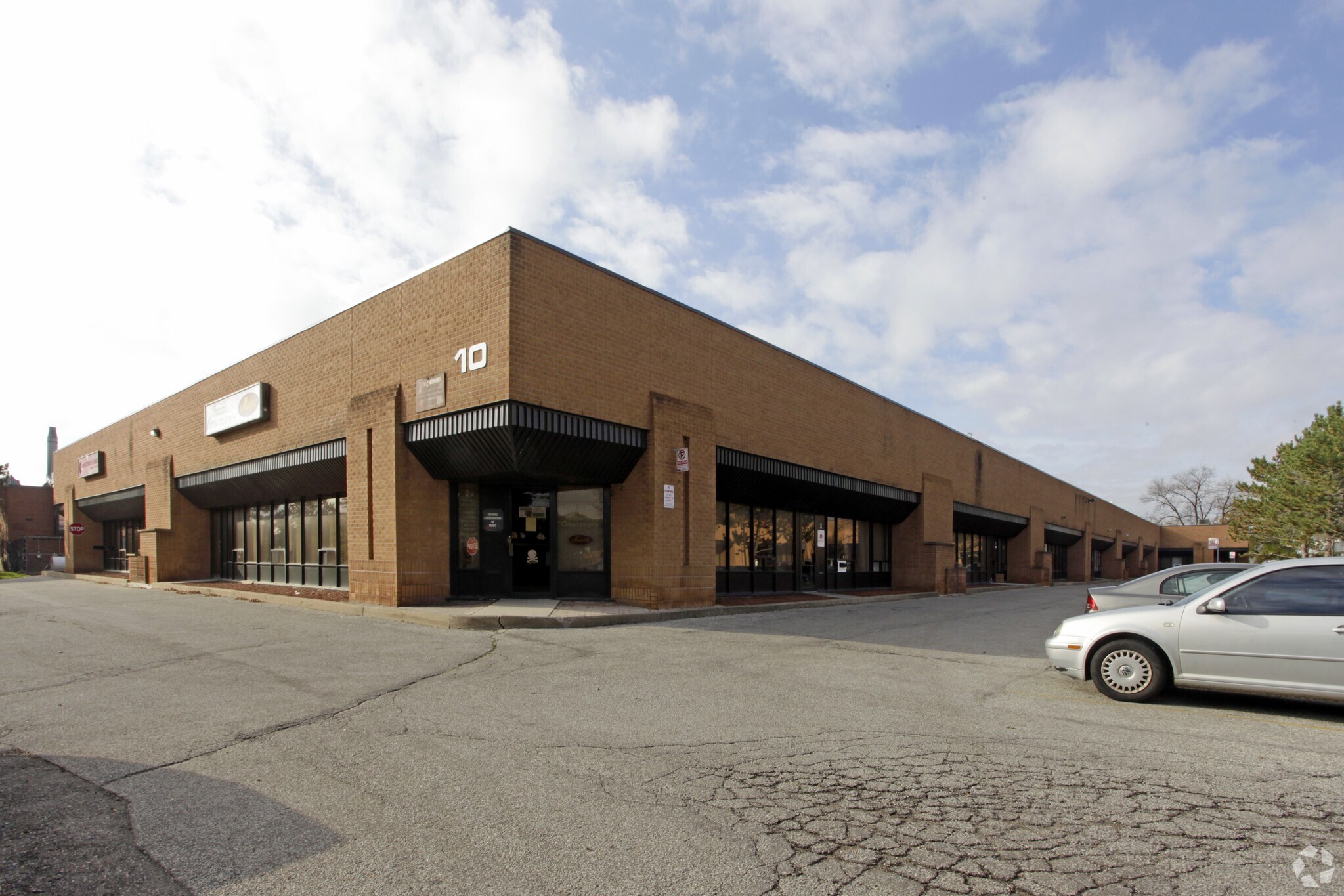 10 Falconer Dr, Mississauga, ON à vendre Photo du bâtiment- Image 1 de 3