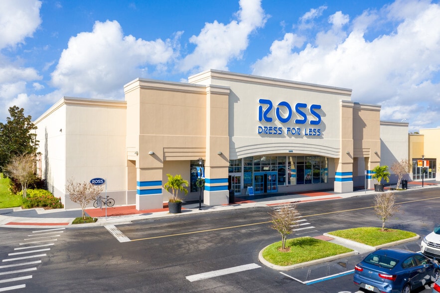 3208 N John Young Pky, Kissimmee, FL à louer - Photo du bâtiment - Image 3 de 22