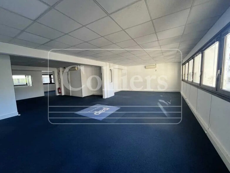 Office in Marseille for lease - Building Photo - Image 2 of 8