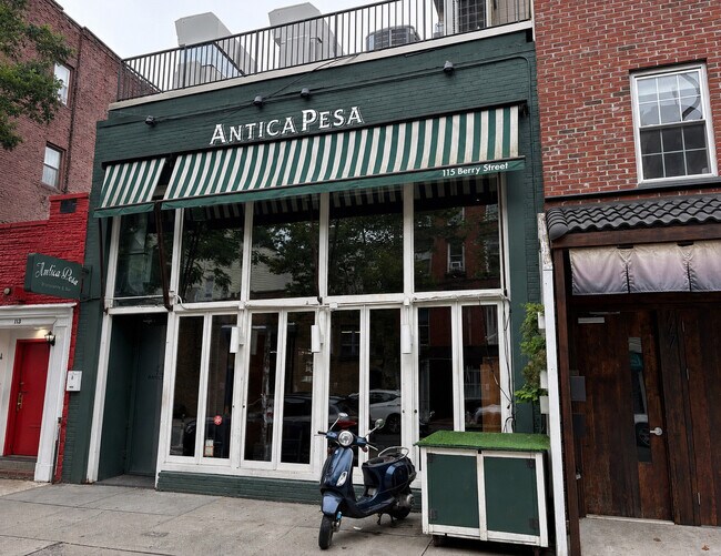 Plus de détails pour 115 Berry St, Brooklyn, NY - Commerce de détail à louer