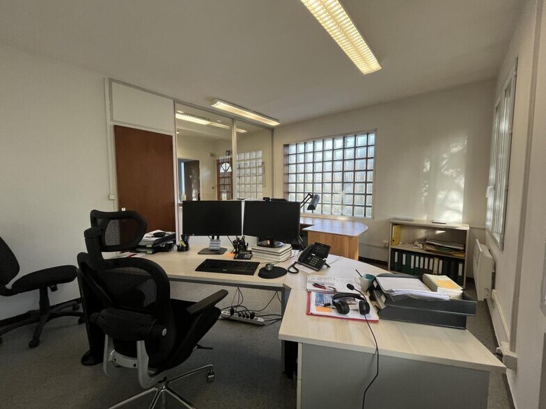 Office in Aubagne for lease - Building Photo - Image 2 of 6