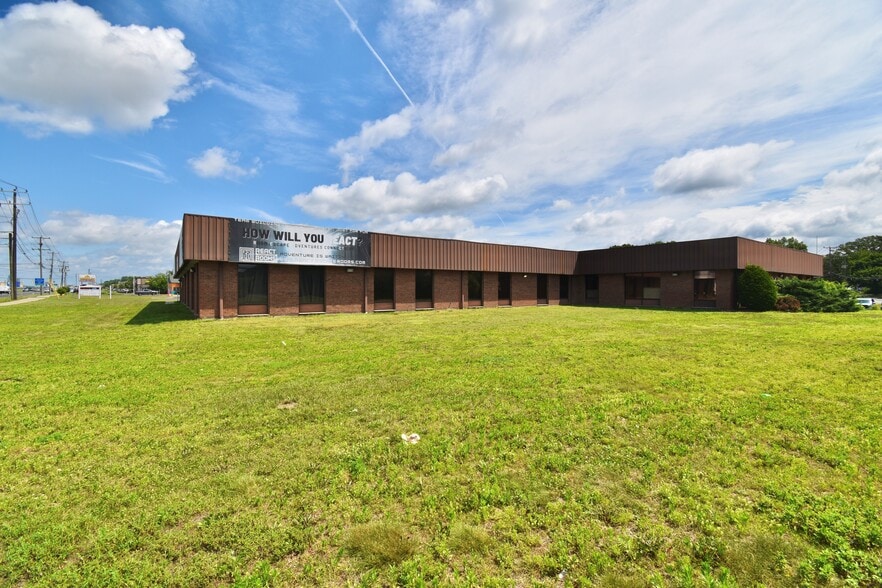 1 Corporate Dr, Windsor Locks, CT for sale - Building Photo - Image 3 of 18
