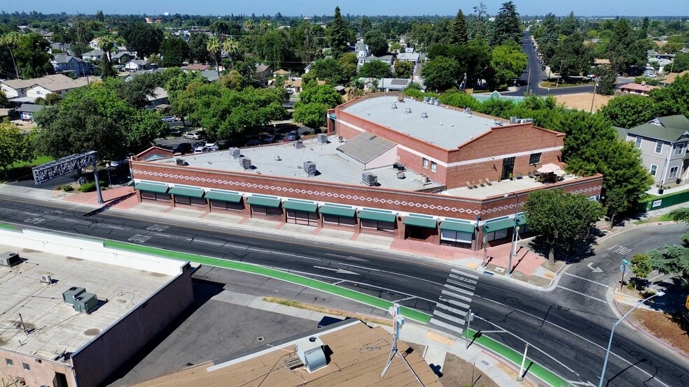 711 N Court St, Visalia, CA à vendre - Photo du bâtiment - Image 3 de 23