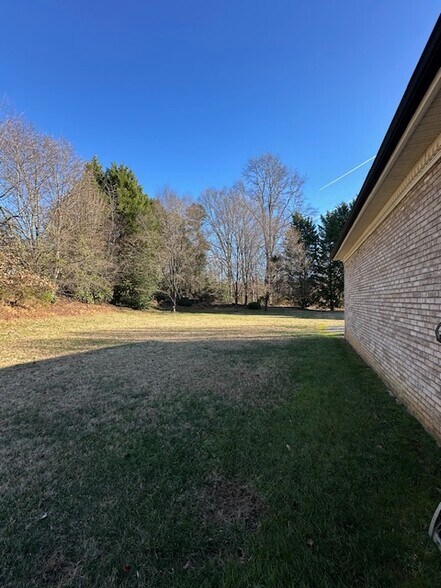 1011 Masten Dr, Kernersville, NC à vendre - Photo du bâtiment - Image 3 de 14