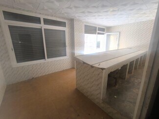 Plus de détails pour Multi-résidentiel à vendre