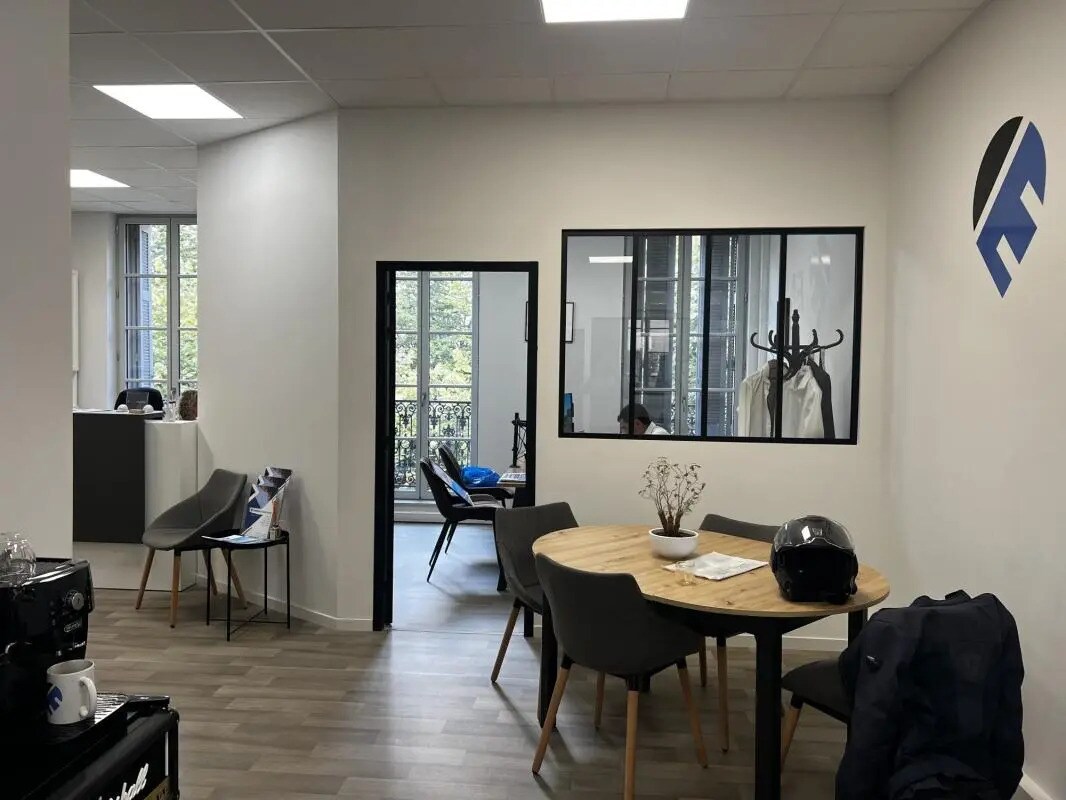 Office in Marseille for lease Interior Photo- Image 1 of 6