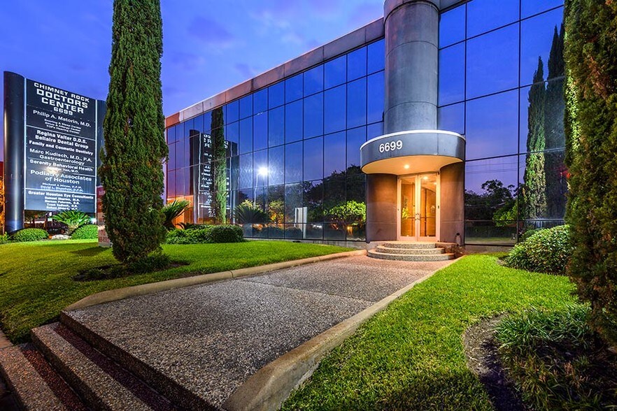 6699 Chimney Rock Rd, Houston, TX à louer - Photo du bâtiment - Image 3 de 6