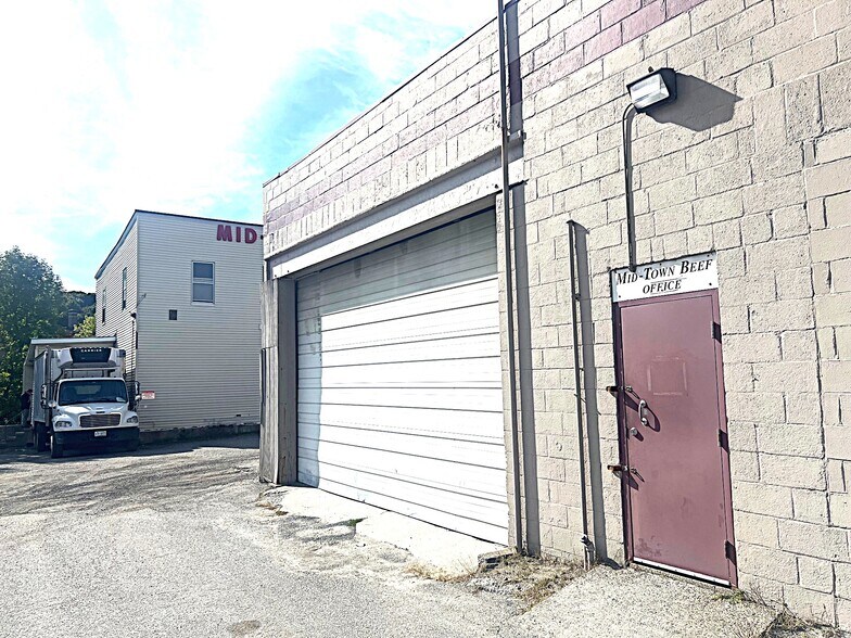Former Mid-Town Beef Co. portefeuille de 2 propriétés à vendre sur LoopNet.ca - Photo du bâtiment - Image 3 de 23