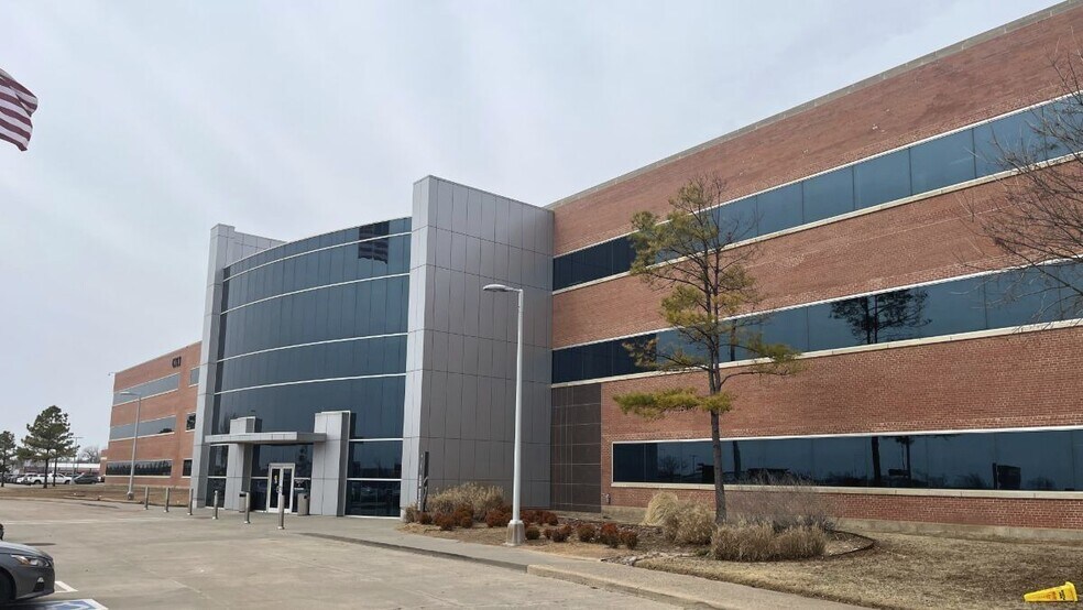 7725 W Reno Ave, Oklahoma City, OK à louer - Photo du bâtiment - Image 1 de 10