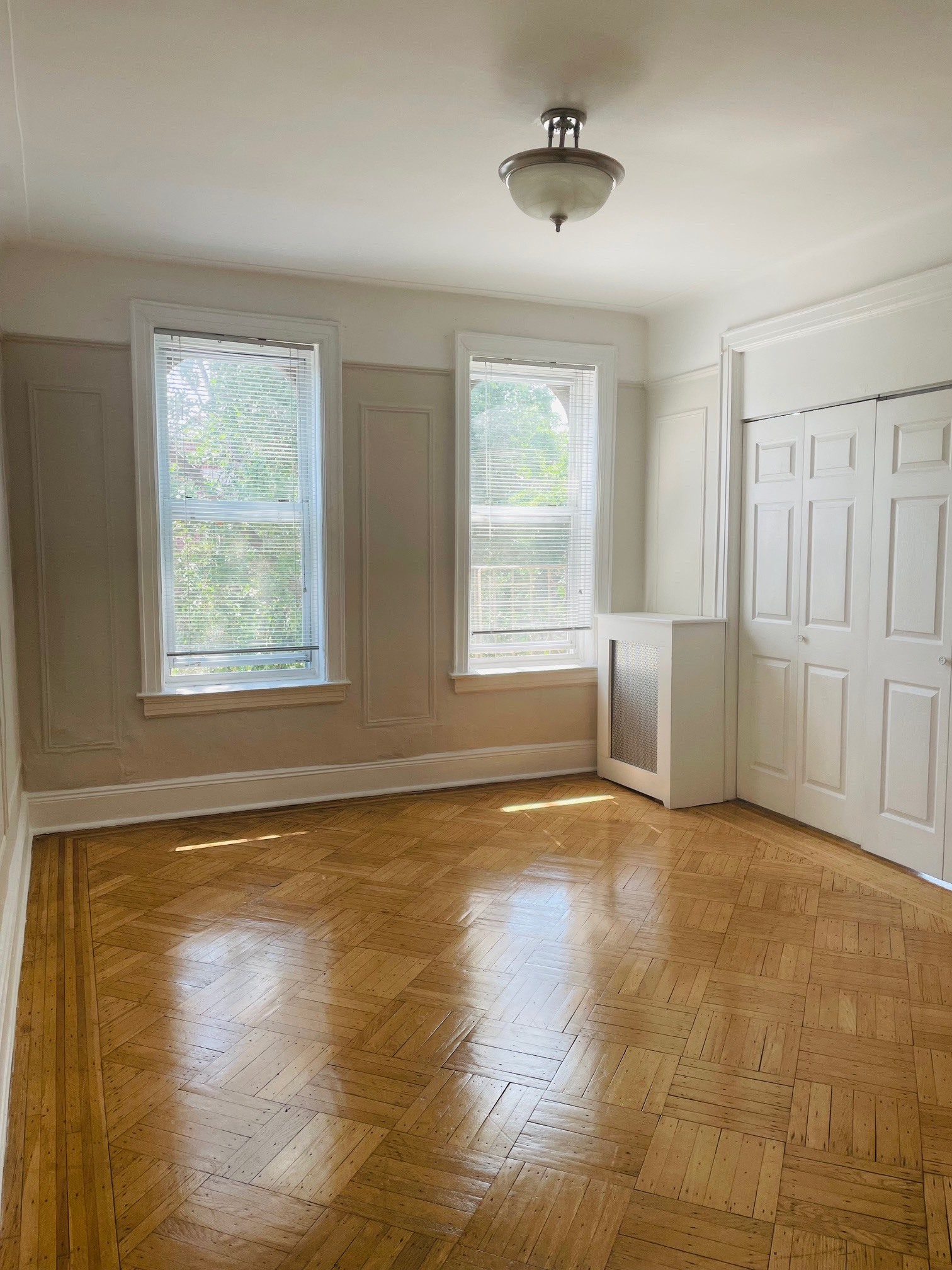31-40 35th St, Astoria, NY à vendre Photo du bâtiment- Image 1 de 11