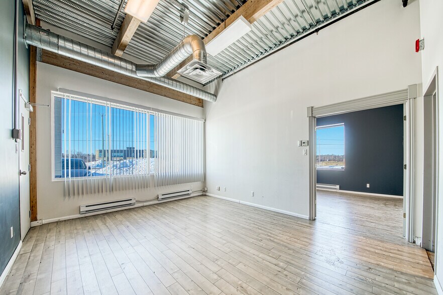 1400-1460 Boul De L'innovation, Bromont, QC for lease - Interior Photo - Image 3 of 7